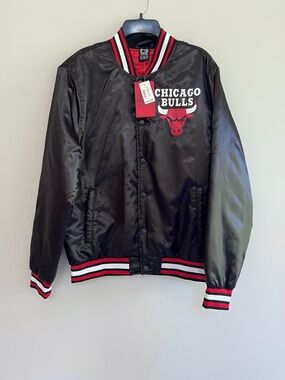 Ultra Game NWT NBA Chicago Bulls Satin Button Up Varsity Jacket, Black/Red, M